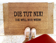 Load image into Gallery viewer, Kokosmatte &quot;DIE TUT NIX, DIE WILL NUR WEIN&quot; lustige Fußmatte, funny floor mat
