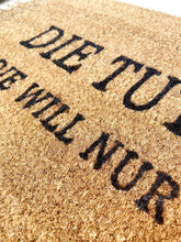 Load image into Gallery viewer, Kokosmatte &quot;DIE TUT NIX, DIE WILL NUR WEIN&quot; lustige Fußmatte, funny floor mat
